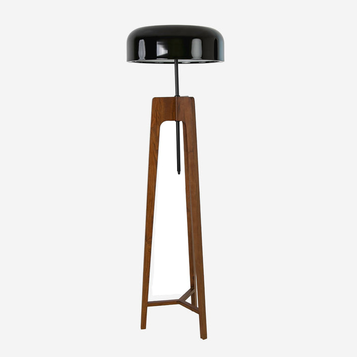 Lámpara de pie madera color nogal y aluminio negro y blanco sobre fondo gris de estudio