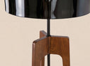 Detalle de la pantalla de aluminio negro y la estructura de madera color nogal