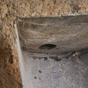 Lavabo de piedra en color marrón envejecido – detalle