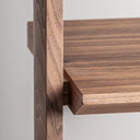 Librería de madera de olmo y chapa de nogal en color marrón – detalle