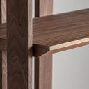 Librería de madera de olmo y chapa de nogal en color marrón – detalle
