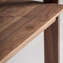 Librería de madera de olmo y chapa de nogal en color marrón – detalle