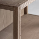 Librería modular de madera de pino reciclado y cristal en color marrón – detalle