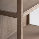 Librería modular de madera de pino reciclado y cristal en color marrón – detalle