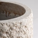 Macetero de cemento y fibra de vidrio en color blanco roto – detalle