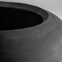 Macetero de cemento y fibra de vidrio en color negro – detalle