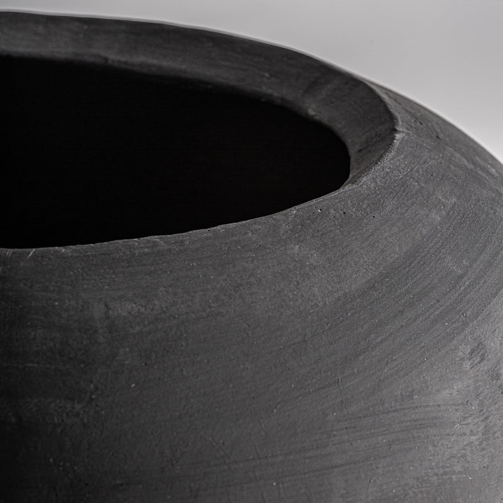 Macetero de cemento y fibra de vidrio en color negro – detalle