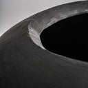 Macetero de cemento y fibra de vidrio en color negro – detalle