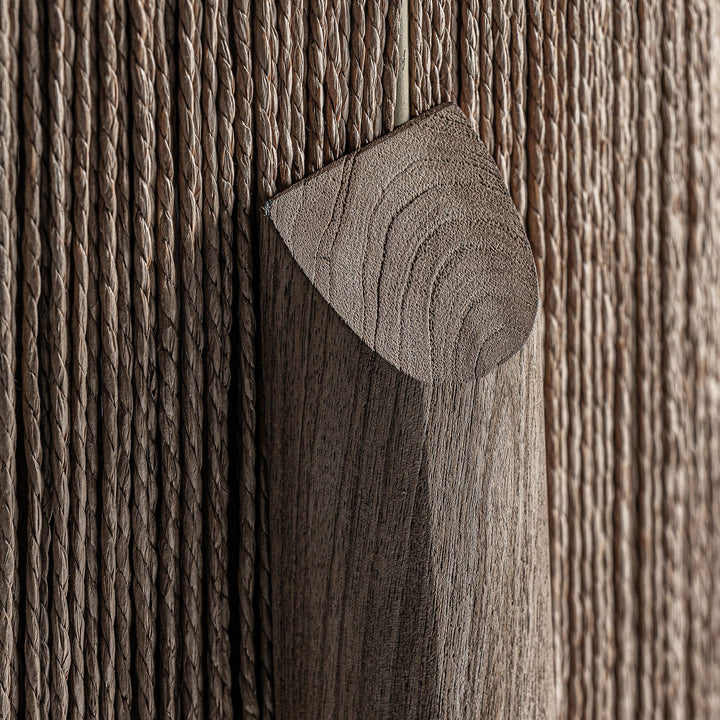 Macetero de madera de mango y rafia en color marrón – detalle