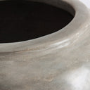 Macetero de terracota en color gris de estilo colonial – detalle