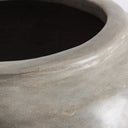 Macetero de terracota en color gris de estilo colonial – 55 x 55 x 91 cm – detalle