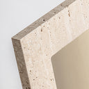 Marco de fotos de mármol y hierro en color beige – detalle