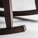 Mecedora de madera de fresno y poliéster en color marrón mate – detalle