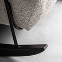 Mecedora de madera de pino y poliéster en color negro – detalle