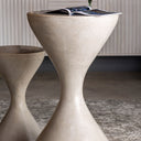 Mesa alta de bar de cemento en color gris – detalle