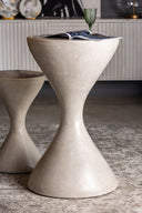 Mesa alta de bar de cemento en color gris – detalle