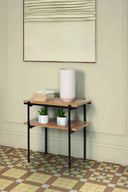 Mesa auxiliar de madera natural y patas de metal, 50 x 30 cm en ambiente decorado