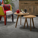 Mesa auxiliar de madera natural en ambiente decorado (2)