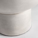 Mesa auxiliar de cemento en color gris 54 x 46 cm – detalle