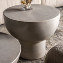 Mesa auxiliar de cemento en color gris 54 x 46 cm – detalle