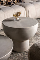 Mesa auxiliar de cemento en color gris 54 x 46 cm – detalle