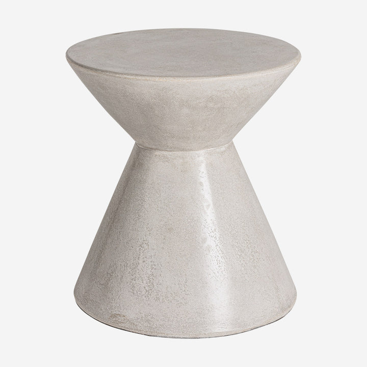 Mesa auxiliar de cemento en color gris de líneas contemporáneas