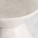 Mesa auxiliar de cemento en color gris de líneas contemporáneas – detalle