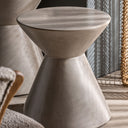 Mesa auxiliar de cemento en color gris de líneas contemporáneas – detalle