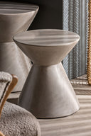 Mesa auxiliar de cemento en color gris de líneas contemporáneas – detalle