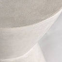 Mesa auxiliar de cemento en color gris de líneas contemporáneas – 48 x 48 x 57 cm – detalle