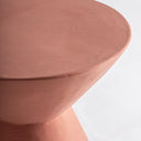 Mesa auxiliar de cemento en color terracota – detalle