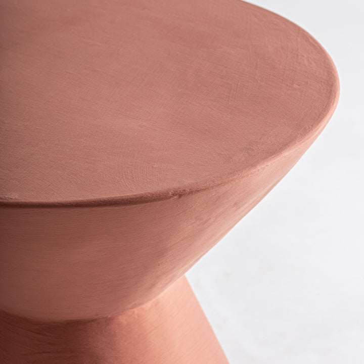 Mesa auxiliar de cemento en color terracota – detalle