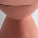 Mesa auxiliar de cemento en color terracota – detalle