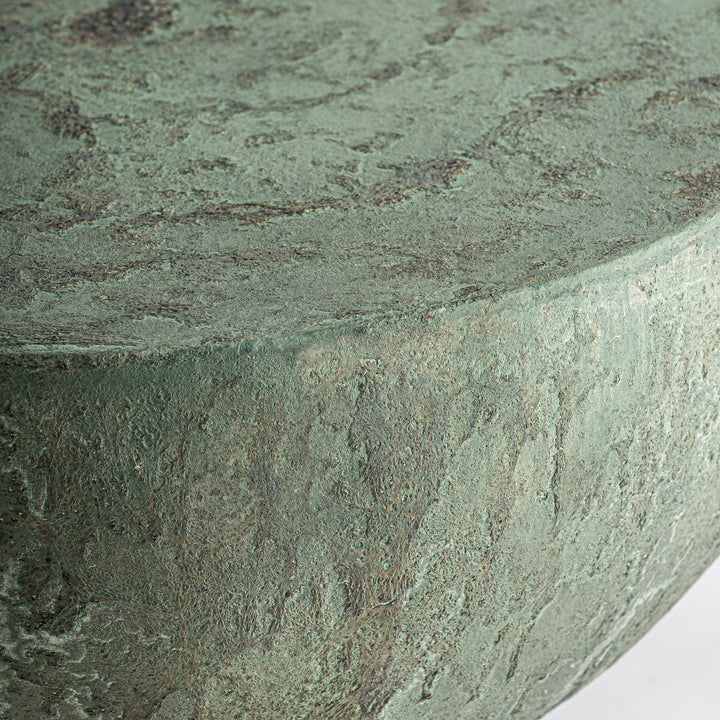 Mesa auxiliar de cemento en color verde – detalle