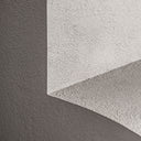 Mesa auxiliar de cemento y MDF en color blanco roto – detalle