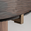 Mesa auxiliar de madera contrachapada y cristal en color marrón – detalle