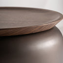 Mesa auxiliar de madera contrachapada y MDF en tonos marrones – detalle
