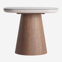 Mesa auxiliar de madera de fresno y cristal en color marrón
