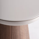 Mesa auxiliar de madera de fresno y cristal en color marrón – detalle