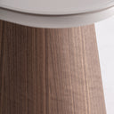 Mesa auxiliar de madera de fresno y cristal en color marrón – detalle