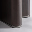 Mesa auxiliar de madera de fresno y cristal en color negro – detalle