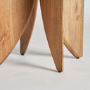 Mesa auxiliar de madera de mango y vidrio en color marrón – detalle