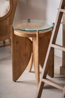Mesa auxiliar de madera de mango y vidrio en color marrón – detalle