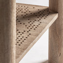 Mesa auxiliar de madera de mango y vidrio en color marrón claro – detalle