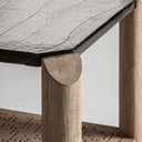 Mesa auxiliar de madera de mango y vidrio en color marrón claro – detalle
