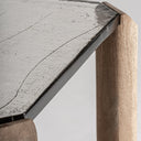 Mesa auxiliar de madera de mango y vidrio en color marrón claro – detalle