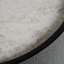 Mesa auxiliar de madera de roble y cerámica en color negro – detalle