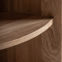 Mesa auxiliar de madera de roble y mármol en color marrón claro – detalle