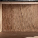 Mesa auxiliar de madera de roble y mármol en color marrón claro – detalle