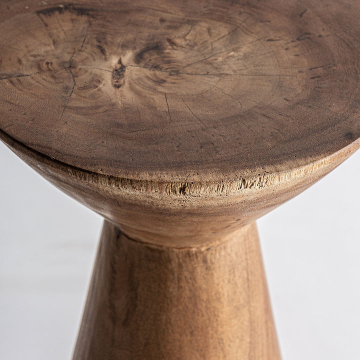 Mesa auxiliar de madera de suar en color marrón 22 x 46 cm – detalle